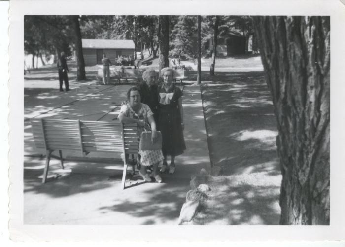 Clara, Hannah, and Bessie Kaldahl at Fair Hills Resort