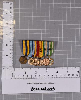Miniature medal bar with medals