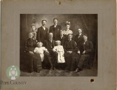 Olaus and Anna Signalness Family in 1906