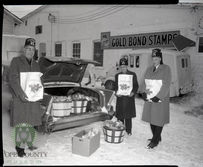 Glenwood Shrine Club Distributing Dinners, Glenwood, Minnesota 