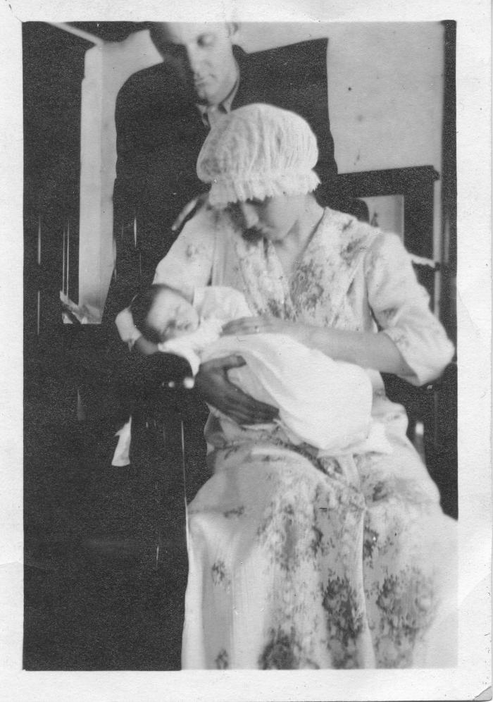 Edwin & Clara Bune With Son Gordon