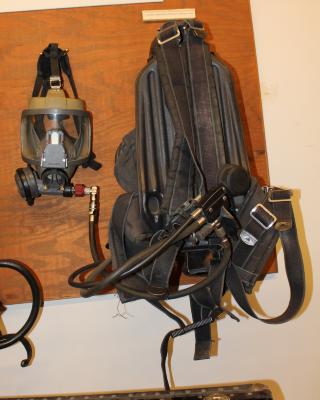 Interspiro Breathing Apparatus with Gas Mask and Black-Colored Oxygen Tank