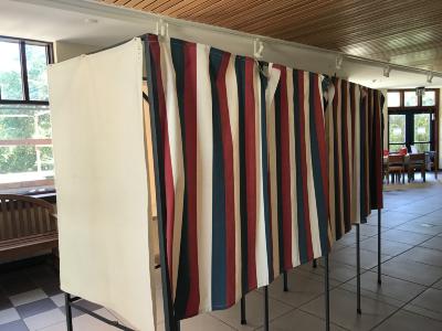 Booth, Voting