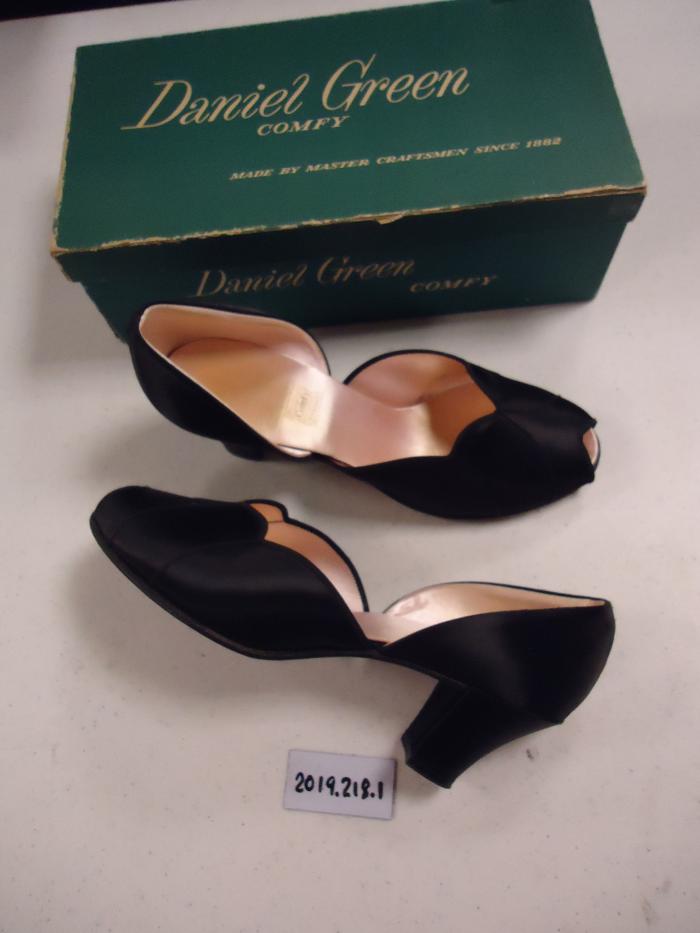 Women's Black Fabric Pumps