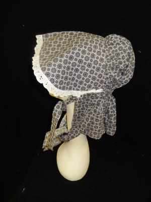 Black and white daisy print bonnet 