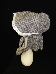 Black and white daisy print bonnet 