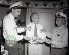 Harry Anderson sells Waterama Buttons. Glenwood, Minnestoa