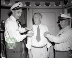 Harry Anderson sells Waterama Buttons. Glenwood, Minnestoa