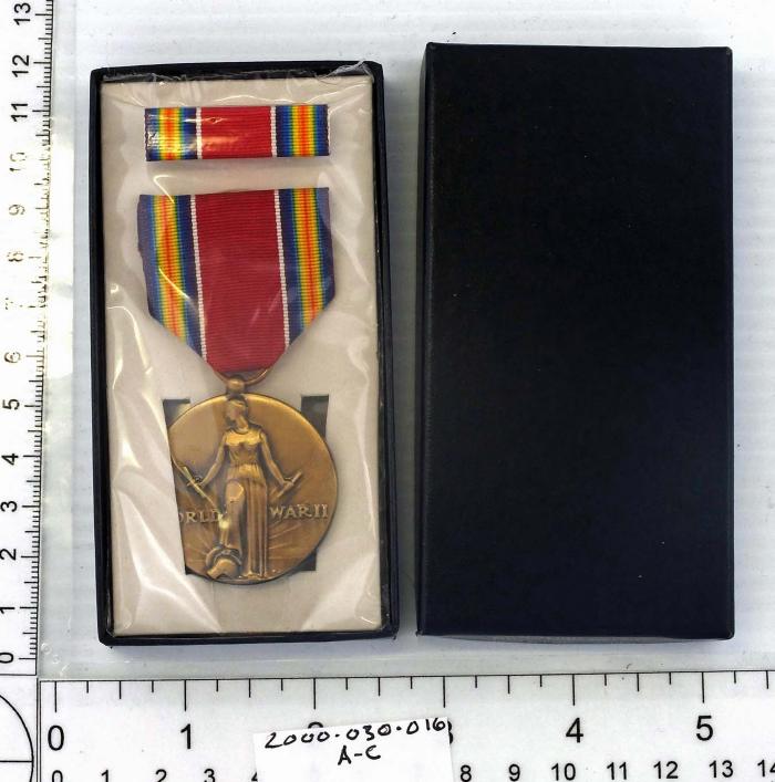 WW II Victory medal, ribbon bar and box