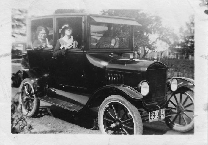 Marion Moir and friends 1917