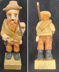Carving of a Civil War vounteer confederate soldier carrying a musket over his shoulder