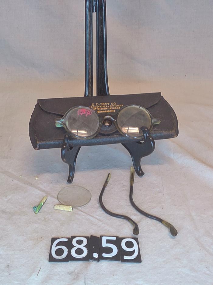 Glasses: Round lens glasses and case