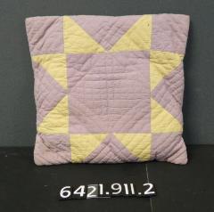Pillow, quilted yellow star