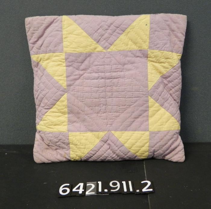 Pillow, quilted yellow star