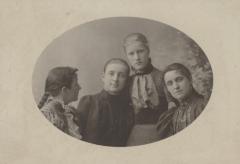 Ida McCabe (Kayser) and friends