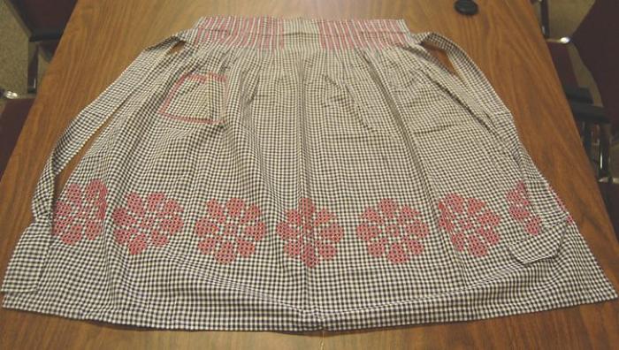 Ladies Red Daisy Pattern Apron, 1950