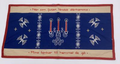 Nar Som Ljusen Tandas Därhemma: Wall Hanging