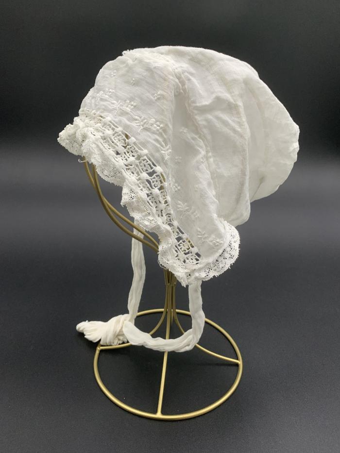 White Cotton Baby Bonnet with Embroidery and Lace: Baby Bonnet