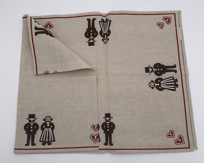 Almedahls Christmas Table Runner with Gingerbread Couples and Hearts: Table Runner