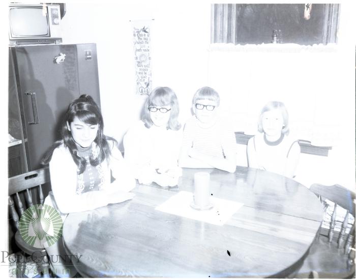 Marisol Verdesoto holds a round table discussion with the Fingerson children