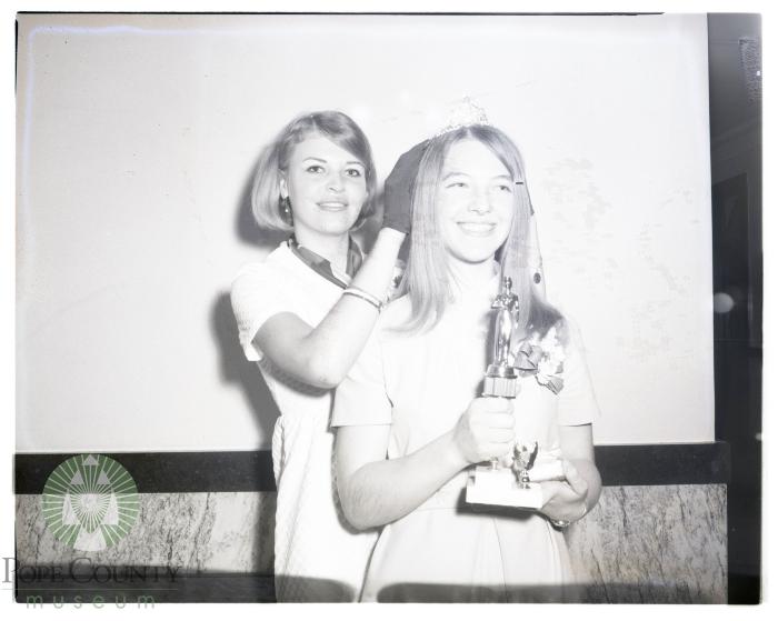 Dairy Princess Nancy Mrnak receives crown from Helen Hippe